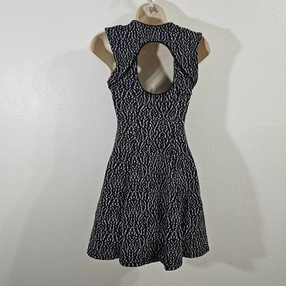 URBAN OUTFITTERS SILENCE + NOISE Black White Keyhole Back Dress Size XS - Picture 4 of 10